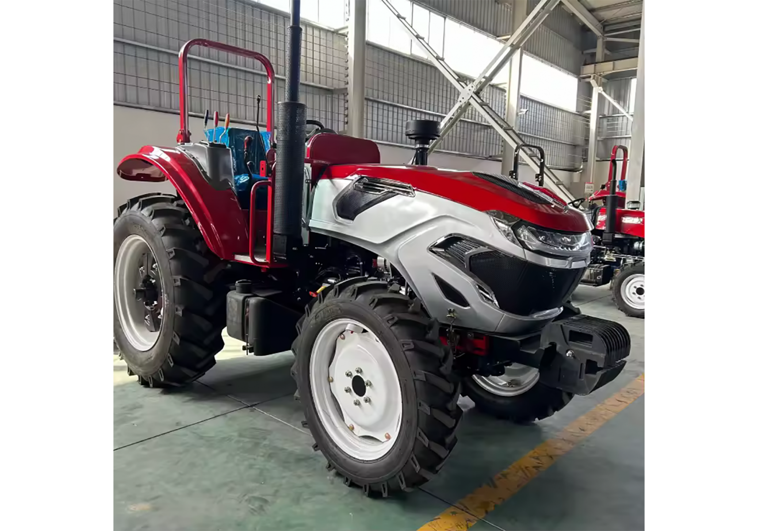 รถแทรกเตอร์ 100 แรงม้า ขับเคลื่อน 4 ล้อ 